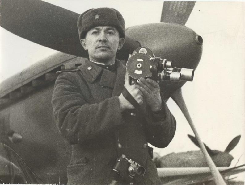 Фронтовой кинооператор, 1944 год. Выставка «За кадром» с этой фотографией.