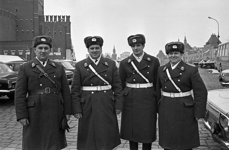 Милиционеры на Красной площади во время проведения ХХV съезда КПСС, 24 февраля 1976 - 5 марта 1976, г. Москва. Выставка «Будни эпохи застоя» с этой фотографией.