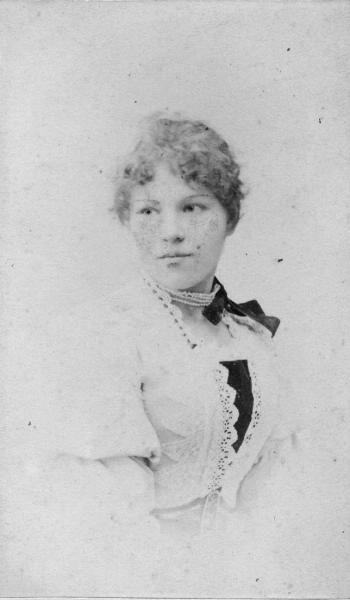 Женский портрет, 1890 - 1900. Альбуминовая печать.