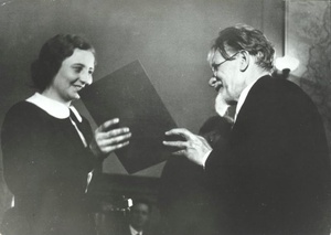 Михаил Калинин вручает орден, 1938 год, г. Москва