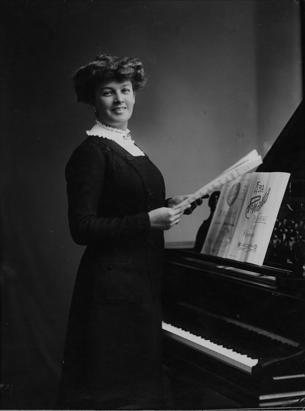 Певица Анастасия Вяльцева у рояля, 1910 год, г. Санкт-Петербург