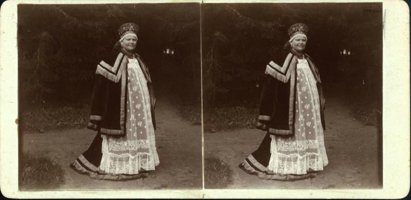 Портрет женщины в национальном костюме, 1910-е