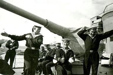 В часы досуга у морских пограничников. Пограничный сторожевой корабль «Дзержинский» Тихоокеанского флота, 1936 год