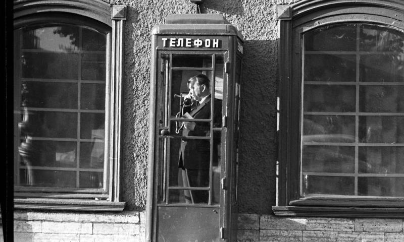 Мужчина в телефонной будке, 1960-е, г. Ленинград