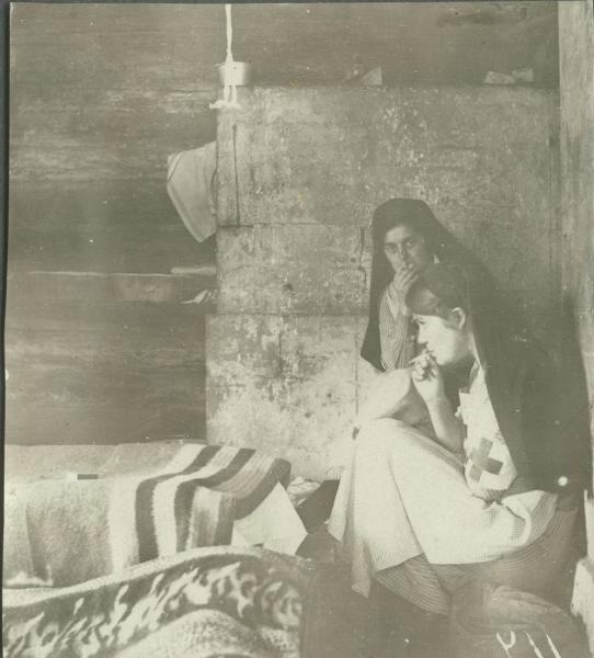 Портрет двух медсестер, 1914 - 1918, Россия