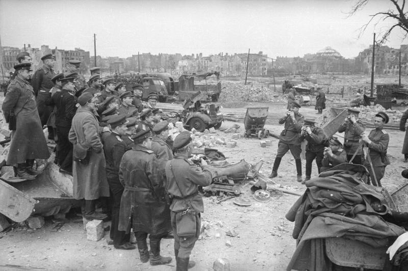 Советские военные фотографируются на фоне развалин, 1945 год, Германия, г. Берлин