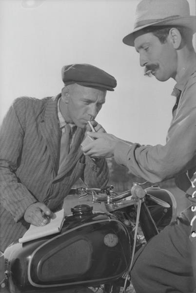 Двое мужчин у мотоцикла, 1955 - 1965. Мотоцикл марки Pannonia модели TL 250.Выставка «Не Курить!» с этой фотографией.