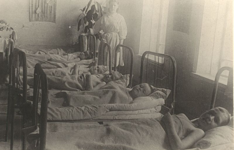 Палата туберкулезного санатория, 1950-е, Владимирская обл., г. Муром. Выставка «Больничная жизнь» с этой фотографией.