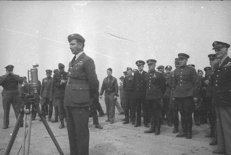 Артур Уильям Теддер, выступающий на аэродроме, 1945 год, Германия, г. Берлин. Справа – прибывший для подписания Акта Капитуляции Германии генерал армии США Карл Спаатс.
