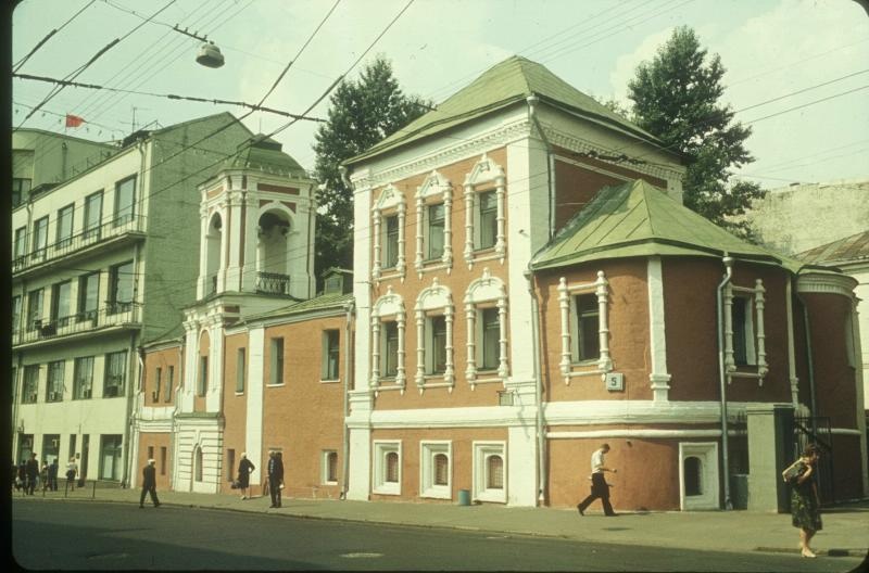 Церковь Николая Чудотворца в Клённиках, 1980-е, г. Москва, улица Богдана Хмельницкого. До 1954 и после 1990 года - улица Маросейка.