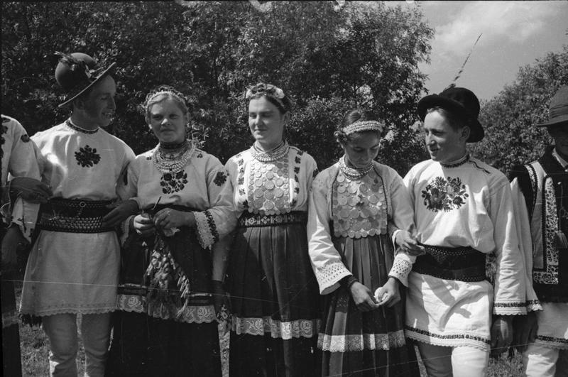 Крестьянская молодежь в национальных костюмах, 2 августа 1940 - 31 декабря 1940, Молдавская ССР, Северная Буковина