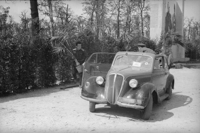 Два советских офицера около легковой машины, 1945 год, Германия