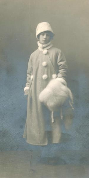 Портрет девушки с муфтой, 1916 год