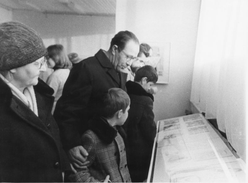 Осмотр выставки в новом Выставочном зале музея, 1980 год, г. Череповец и Череповецкий район