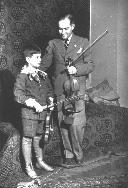Скрипачи: отец Давид и сын Игорь Ойстрах, 1941 год. Выставки&nbsp;«Мужской день» и «Сыновья» с этой фотографией.