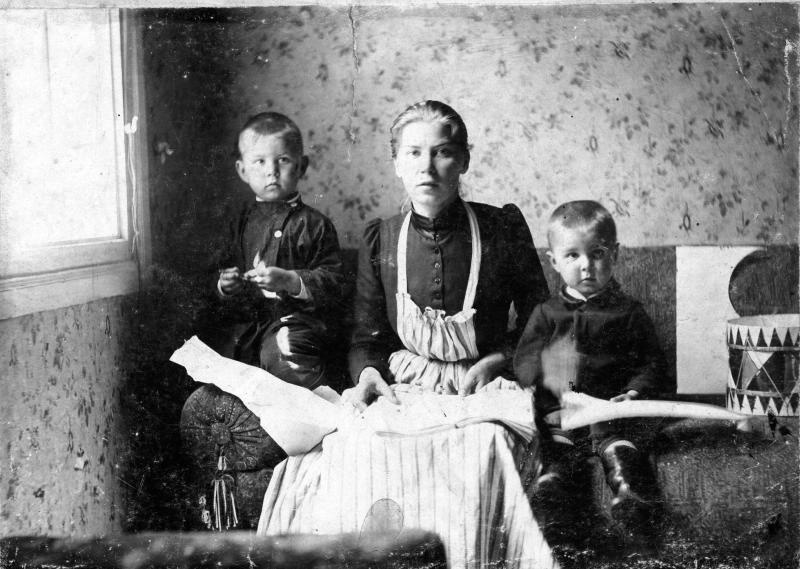 Женщина с двумя детьми, 1910-е. Выставка «В комнатах» с этой фотографией.