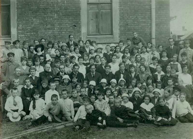 Групповой портрет учащихся и воспитателей, 1918 - 1920, Ярославская губ., г. Рыбинск. В 1921–1923 годах Рыбинск был центром Рыбинской губернии.