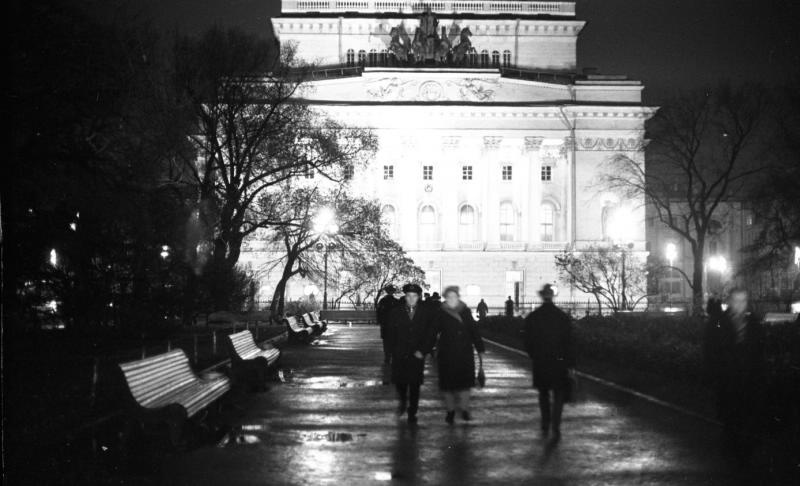 Вечер, 1960-е, г. Ленинград. Сквер перед театром драмы им. Александра Сергеевича Пушкина.