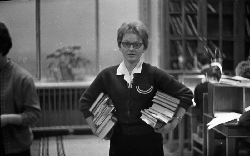 Студентка с книгами в библиотеке, 1963 - 1964, г. Москва