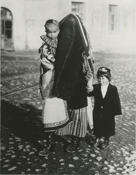 «Семья. Все в прошлом. В парандже», 1929 год, Узбекская ССР. Выставка «Семейный портрет» с этой фотографией.