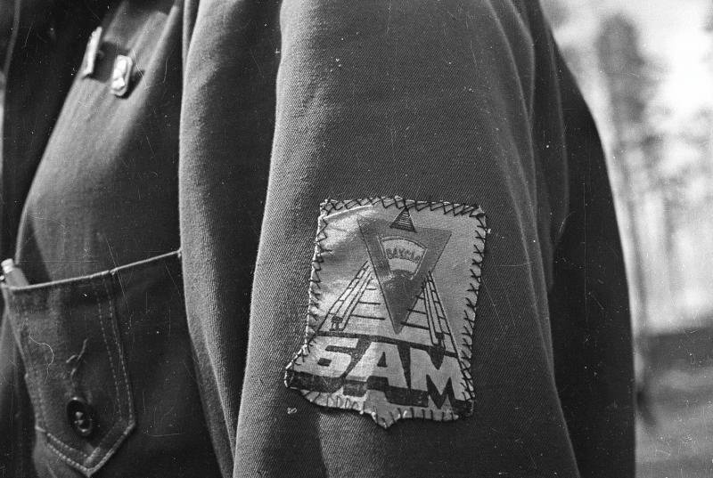 Нашивка на рукаве куртки с эмблемой БАМа, 1974 год, Иркутская обл.. Видео:&nbsp;«Стройка века», «Студенческие стройотряды СССР» с этой фотографией.