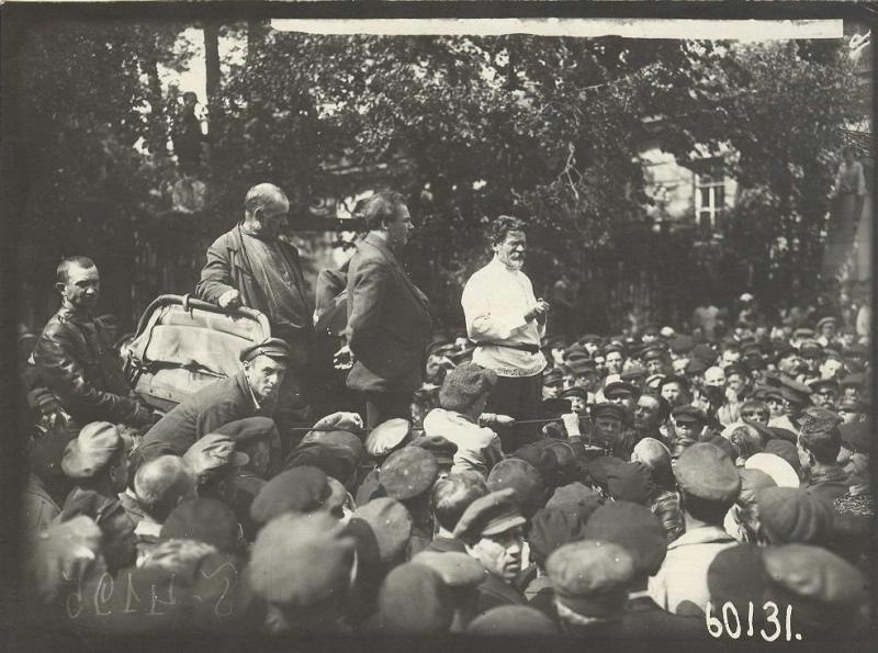 Михаил Калинин выступает на митинге, 1920-е. Видеовыставка «Михаил Калинин. "Добрый дедушка президент"» с этой фотографией.