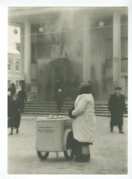 -35 °С, 1961 год, г. Москва. Выставки:&nbsp;«Вкусно и сладко! Съедим без остатка!», «Москва. Прогулка по Мясницкой» и «СССР в 1961 году»,&nbsp;«Чистые пруды» с этим снимком.&nbsp;