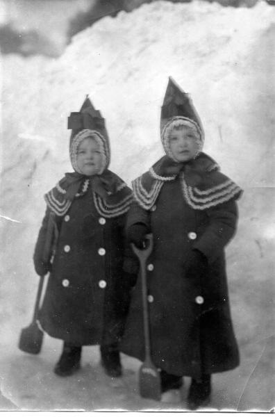 Две девочки, 1910-е. Выставки&nbsp;«Нам не страшны мороз и вьюга»,&nbsp;«Рождественская радость», «На морозе» с этой фотографией.