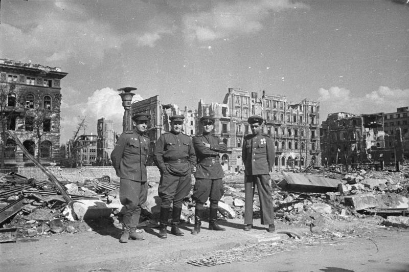 Четыре советских офицера на фоне развалин, 1945 год, Германия