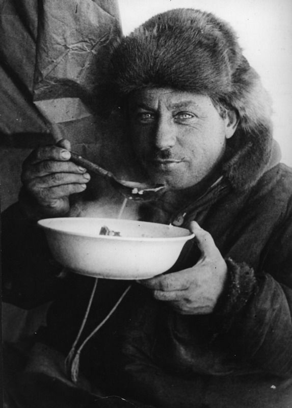 Иван Папанин снимает пробу первого блюда на станции «Северный Полюс-1», 1937 год. Видео «Гениальный радист и "дедушка советского радиолюбительства" Эрнст Кренкель» с этой фотографией.