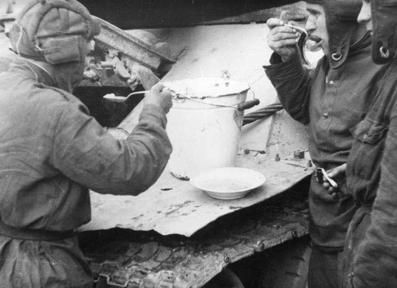 На дорогах Чехословакии: обед на гусенице танка, май 1945, Чехословакия