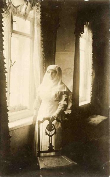 Сестра милосердия в интерьере комнаты, 1915 год