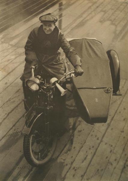 Кинорежиссер Лев Кулешов, 1926 год. Выставки&nbsp;«Скорость, драйв, мотоцикл – снято!»&nbsp;и «ВГИК! ВГИК! ВГИК! 100 лет первой в мире киношколе» с этой фотографией.&nbsp;