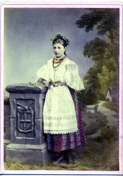 Девушка в национальном костюме, 1910-е, г. Елизаветград. Ныне город Кропивницкий (Украина).