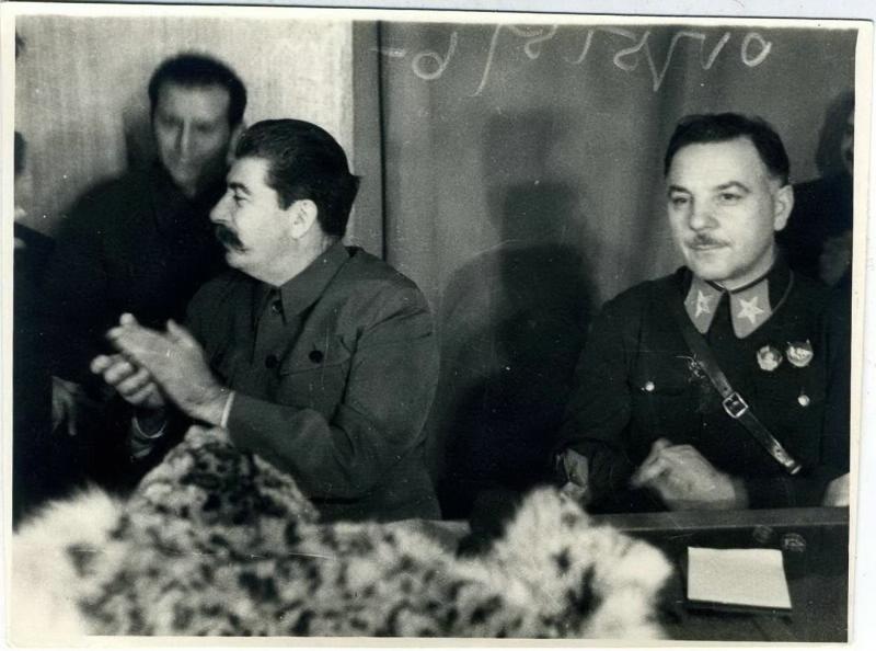 Иосиф Сталин и Климент Ворошилов на совещании, 1930-е. Видеовыставка «Михаил Громов» с этой фотографией.&nbsp;