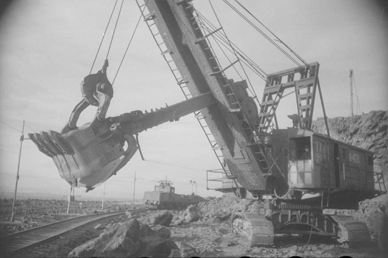 Добыча руды экскаватором, 1937 год, г. Магнитогорск
