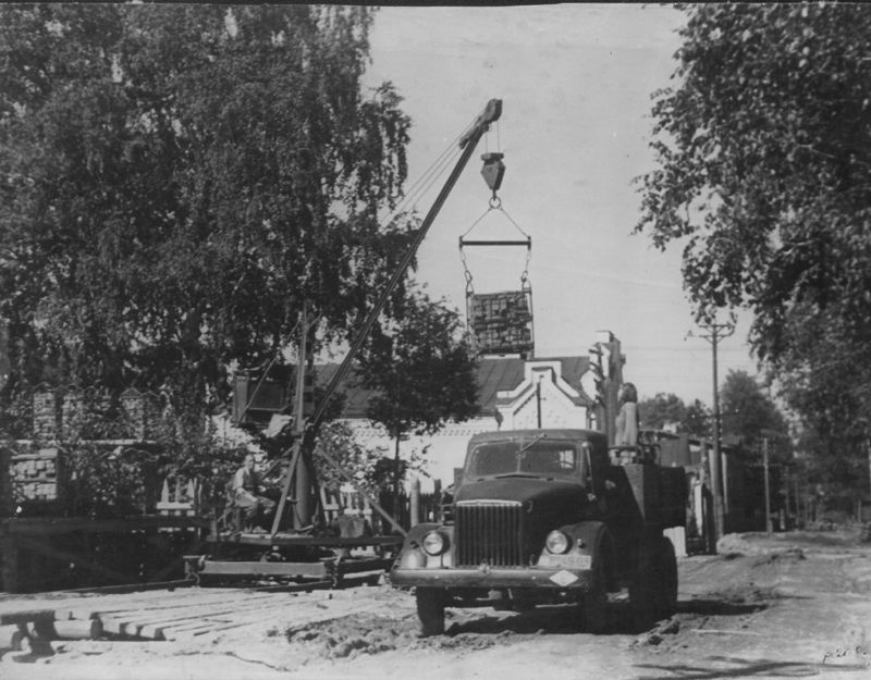 Август 1949. Разгрузка автомобилей в горьком СССР. Совхоз эфиронос Таджикистан. Аппаратная ку12 1946 года. Совхоз эфиронос зональный.