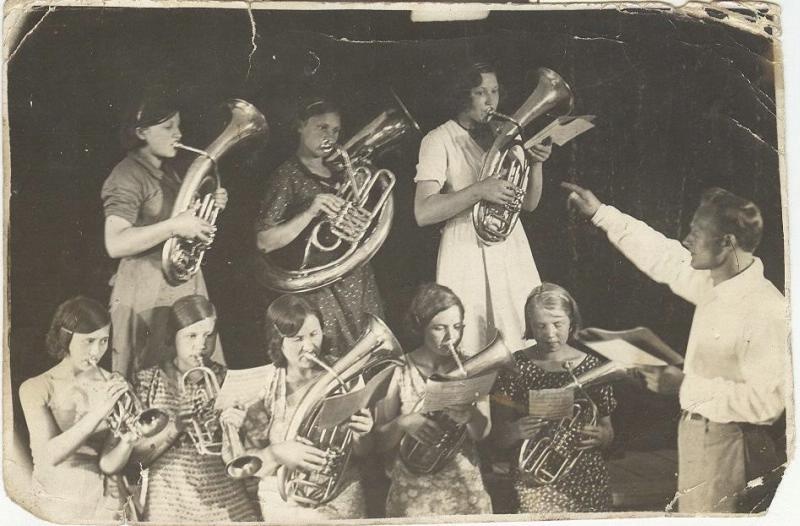 Женский духовой ансамбль, 1930-е. Выставка «Музыкальный момент» с этой фотографией.