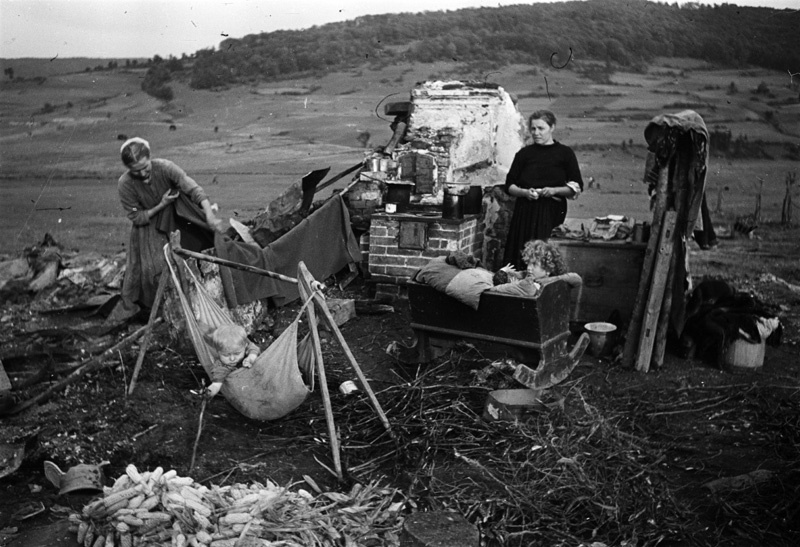Чехословацкие беженцы в поле у советско-чешской границы, 1945 год. Выставка «Дети Великой Отечественной» с этой фотографией.