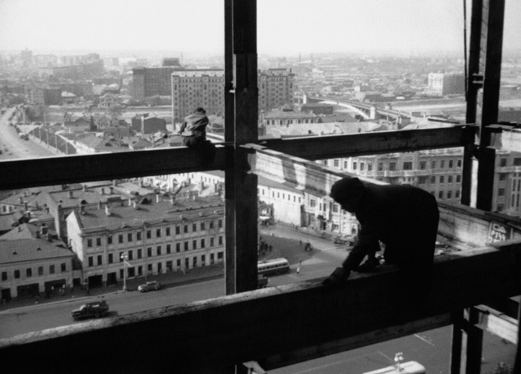 Строительство здания МИДа, 1950 - 1953, г. Москва. Выставки&nbsp;«Новое благосостояние», «Московские высотки. Мечта наяву», «Ни дня без стройки!» с этой фотографией.