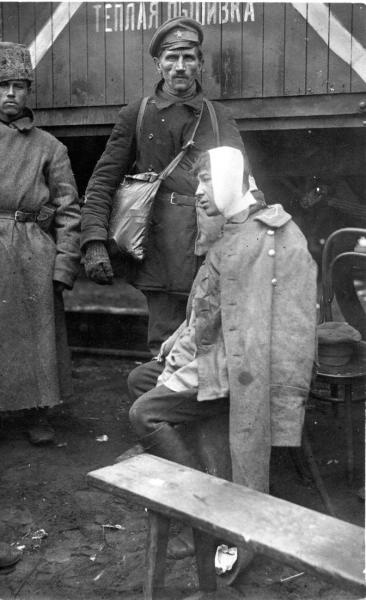 Раненый у эшелона, 1917 - 1919. Авторство снимка приписывается К. К. Булле.
