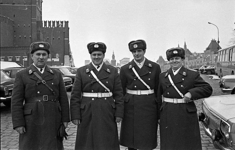 Милиционеры на Красной площади во время проведения ХХV съезда КПСС, 24 февраля 1976 - 5 марта 1976, г. Москва. Выставка «Моя милиция меня бережет» с этой фотографией.&nbsp;