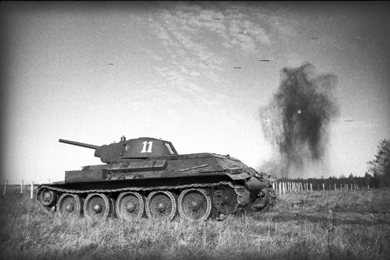 Танк Т-34 в поле, 1940 - 1942, СССР. Выставка «15 лучших фотографий с Т-34» с этим снимком.