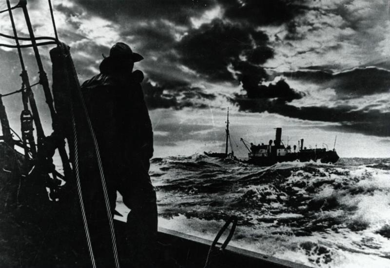 Рыболовные траулеры в Баренцевом море, 1947 год. Выставка «"Ловись рыбка большая..." Рыболовный бум в СССР» с этой фотографией.