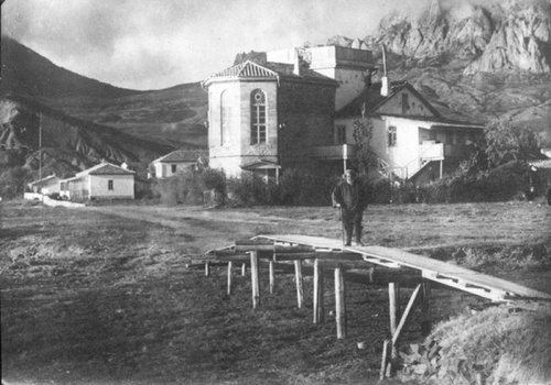 Максимилиан Волошин на мостках перед своим домом в Коктебеле, 1900-е, Таврическая губ., пос. Коктебель