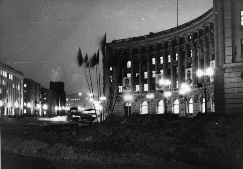 Вечер, 1965 - 1975, г. Норильск. Портреты членов Политбюро ЦК КПСС располагаются на фасаде универмага «Талнах».