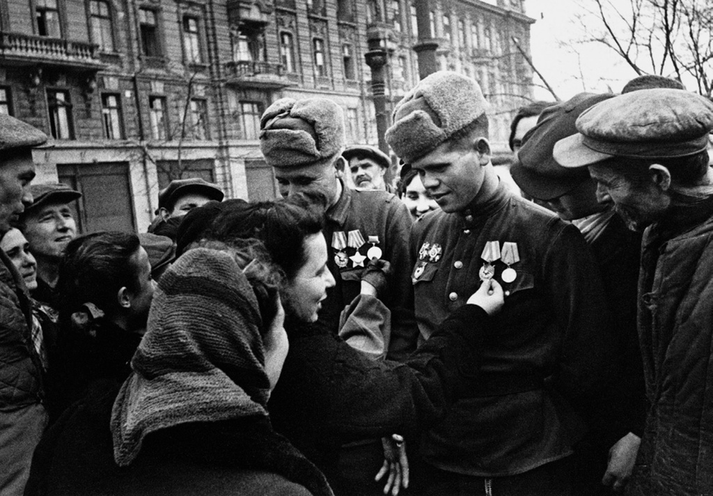 Освободители, 1944 год, Украинская ССР, г. Одесса. Выставка «Українська РСР» с этой фотографией.