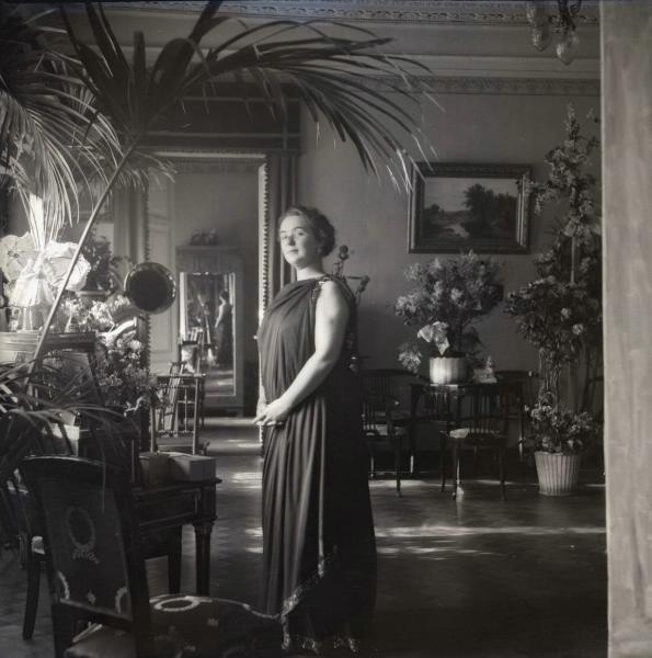 Артистка Вера Шувалова позирует для своего портрета, 1911 год, г. Санкт-Петербург. В зеркале отражается фотограф.