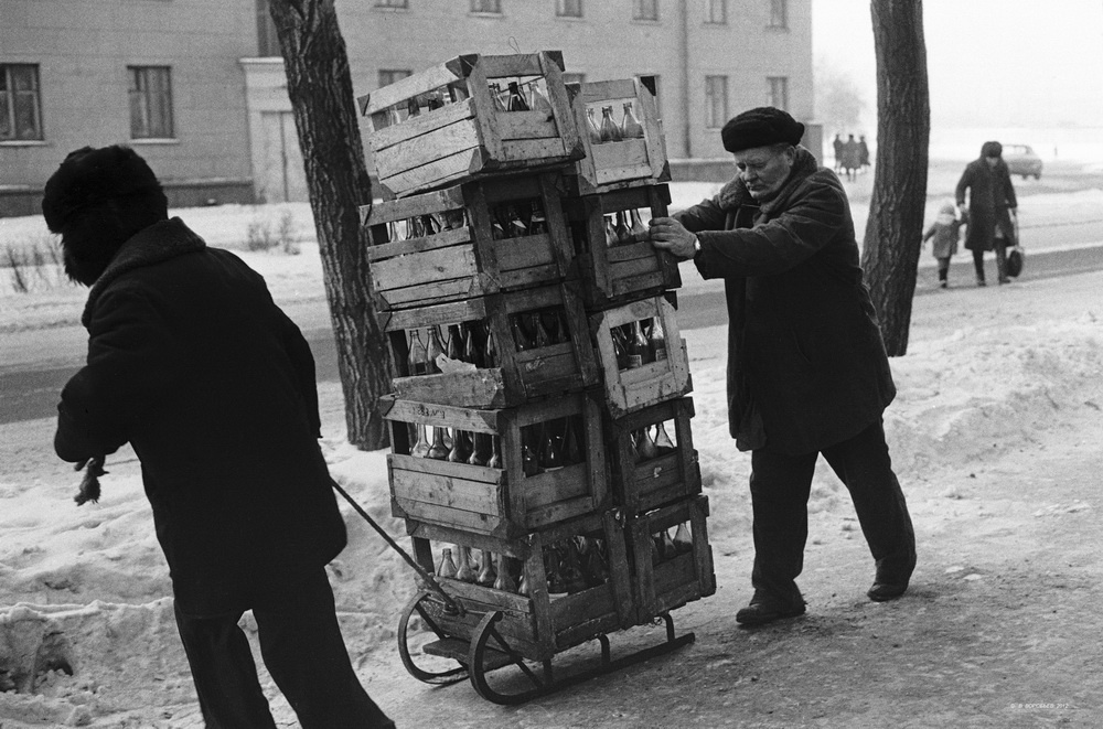Приемщики стеклотары, 1982 год, г. Новокузнецк. Выставка «Снова к делам» с этой фотографией.