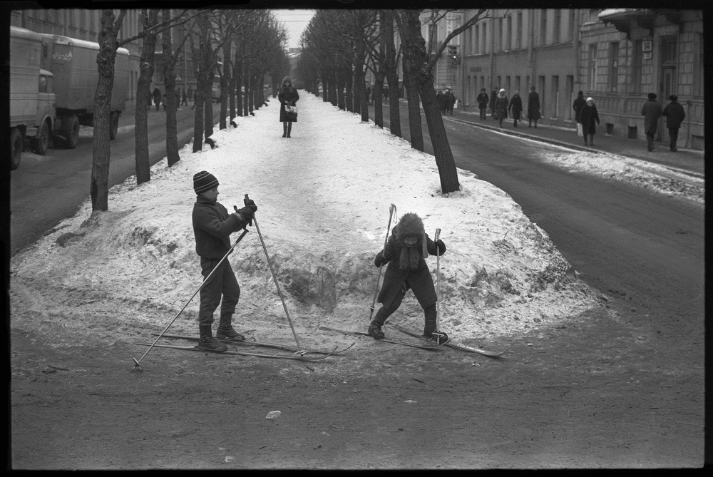 Возвращение  из школы по улице Правды, 19 февраля 1982, г. Ленинград